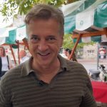Robert Golob pokazal nenavadno darilo, ki ga je dobil od jordanskega kralja