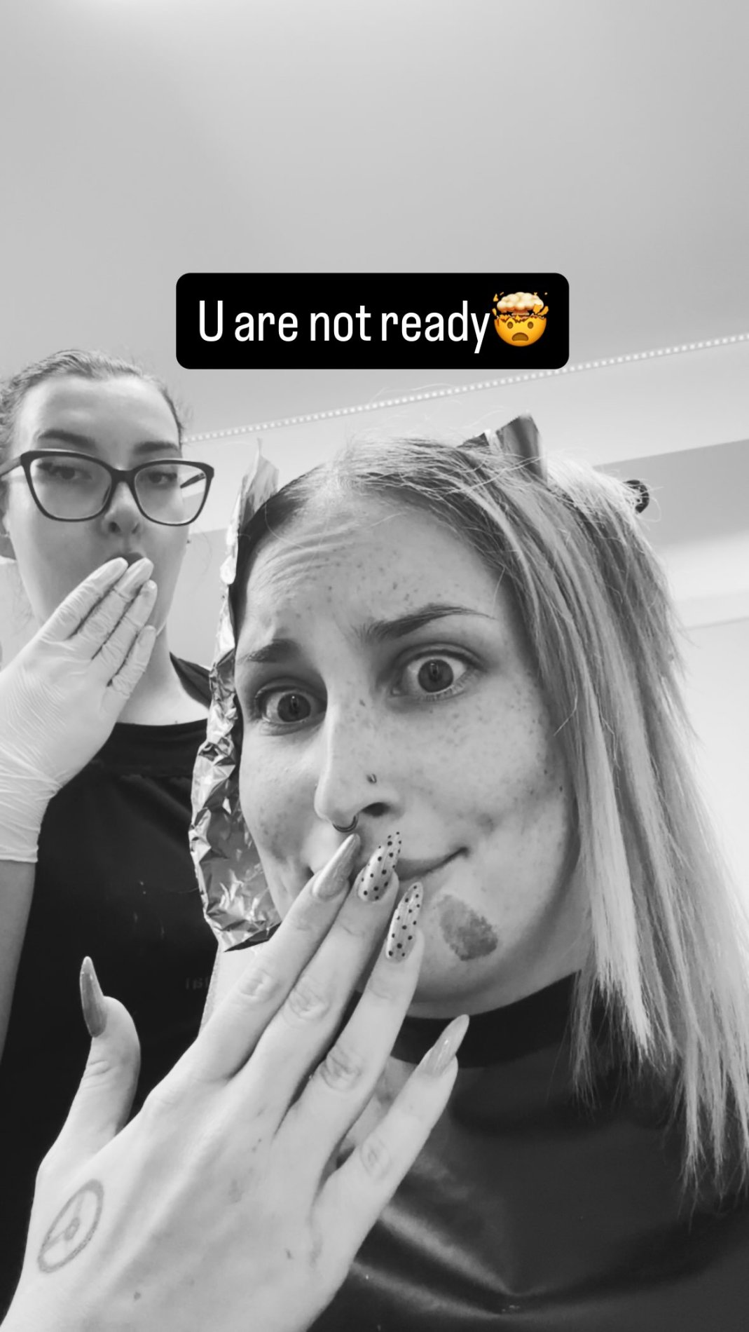 Alenka Weiss pri frizerju. Vir: Instagram