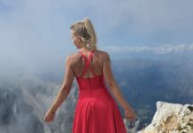 Ste videli, kako privlačno pevko ima legendarna slovenska skupina Agropop