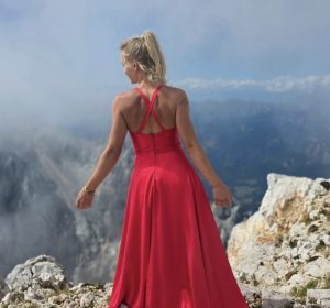 Ste videli, kako privlačno pevko ima legendarna slovenska skupina Agropop