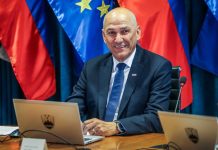 Janša in Pahor ujeta skupaj z nasmehi do ušes