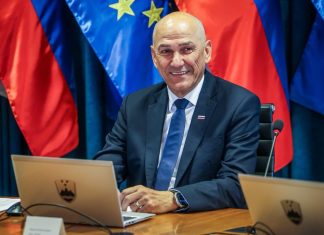 Janša in Pahor ujeta skupaj z nasmehi do ušes