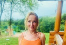 Tanja Ribič odvrgla zgornji del kopalk in pokazala svojo svobodno plat Tanja Ribič