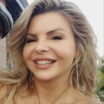 Neisha po razhodu nasmejana v objemu drugega