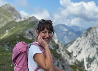 Nuša Rojs očitno ni več samska, pokazala se je v objemu moškega